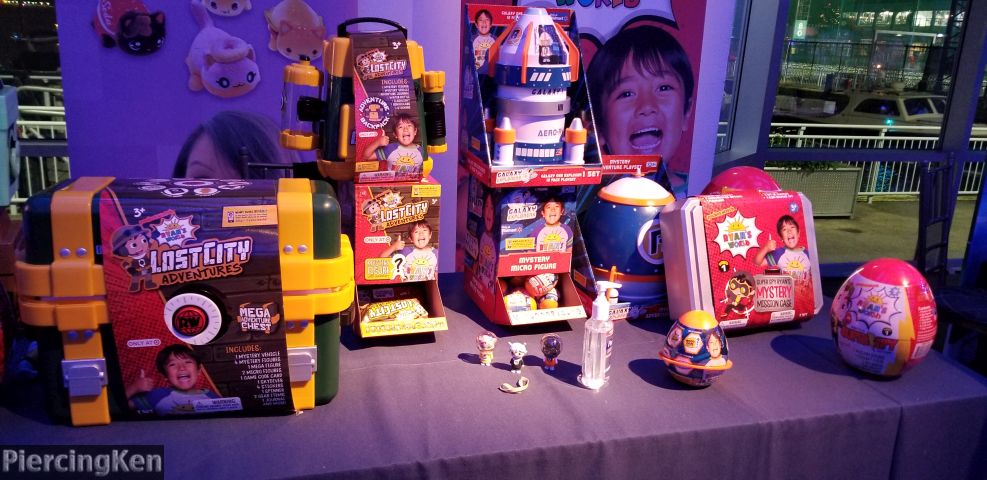 toy insider, holiday of play, holiday of play 2021, photos from holiday of play 2021